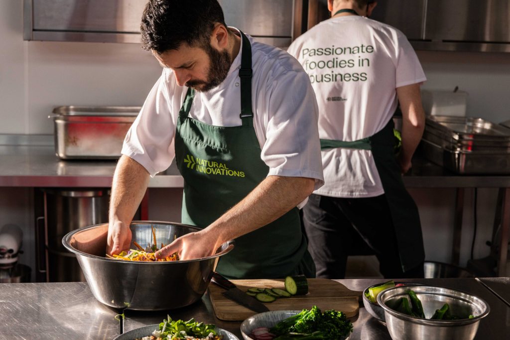 Chefs de Natural Innovations cocinando